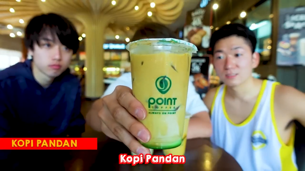 Gambar Menu Kopi Pandan yang Dipesan oleh Tomo, Reiwa, dan Kashiwa (Sumber: Youtube Talent)