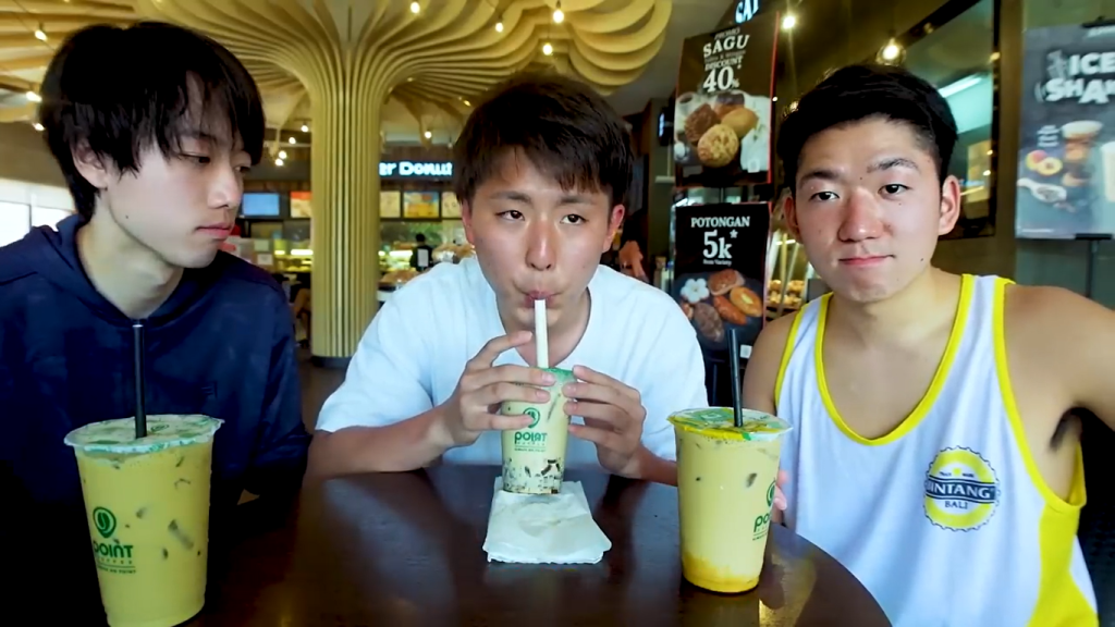 Gambar Tomo, Reiwa, dan Kashiwa Mencoba Minuman di Point Coffee, Bali (Sumber: Youtube Talent)