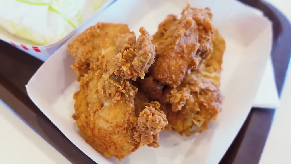 Gambar Tomo, Reiwa, dan Kashiwa saat Mencicipi Ayam A&W (Sumber: Youtube Talent)