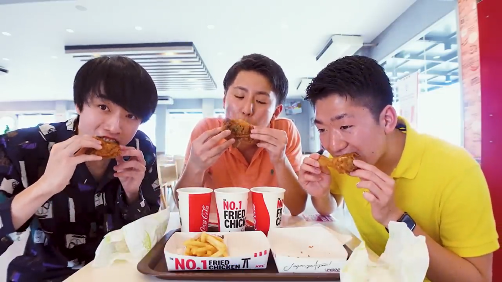 Gambar Tomo, Reiwa, dan Kashiwa saat Mencicipi Ayam KFC (Sumber: Youtube Talent)