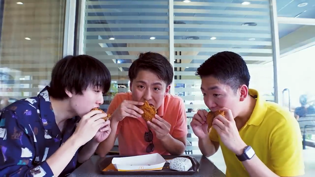 Gambar Tomo, Reiwa, dan Kashiwa saat Mencicipi Ayam McDonalds (Sumber: Youtube Talent)