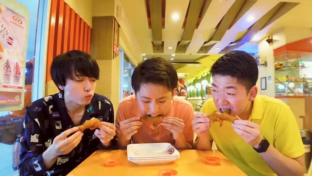 Gambar Tomo, Reiwa, dan Kashiwa saat Mencicipi Ayam A&W (Sumber: Youtube Talent)