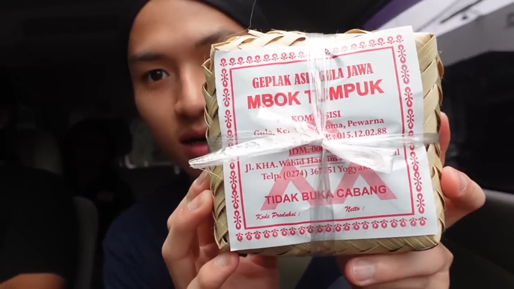 Gambar Kunjungan Leonardo Edwin ke Pabrik Peyek Tumpuk di Bantul, Yogyakarta (Sumber: Youtube Talent)