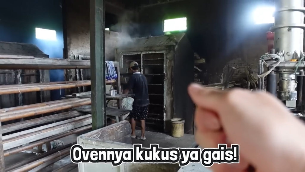Gambar Kunjungan Leonardo Edwin ke Pabrik Mie Lethek Garuda di Bantul, Yogyakarta (Sumber: Youtube Talent)