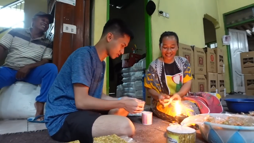 Gambar Kunjungan Leonardo Edwin ke Pabrik Jipang di Desa Kenjer, Kabupaten Wonosobo (Sumber: Youtube Talent)