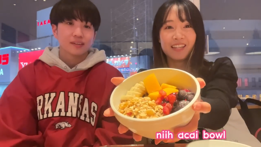 Gambar Menu Acai Bowl yang Dipesan oleh Erika dan Otsuka (Sumber: Youtube Erikacang)