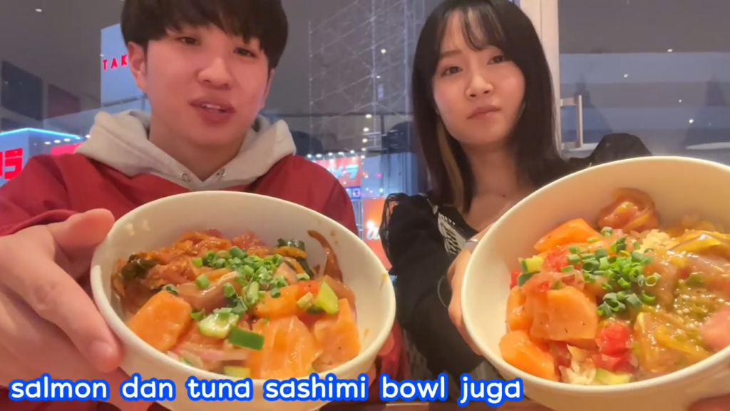 Gambar Menu Salmon dan Tuna Sashimi Bowl yang Dipesan oleh Erika dan Otsuka (Sumber: Youtube Erikacang) 
