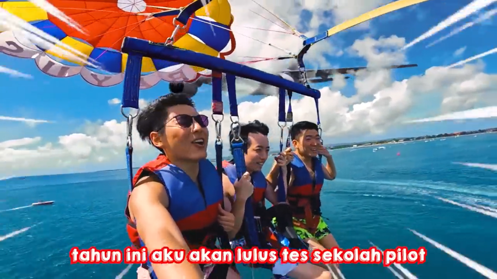 Gambar Tomo, Reiwa, dan Kashiwa Naik Parasailing di Bali (Sumber: Youtube Tomohiro Yamashita)