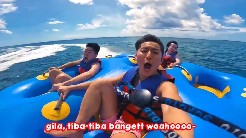 Gambar Tomo bersama Teman-Temannya saat Naik Watersports Donut di Bali (Sumber: Youtube Talent)