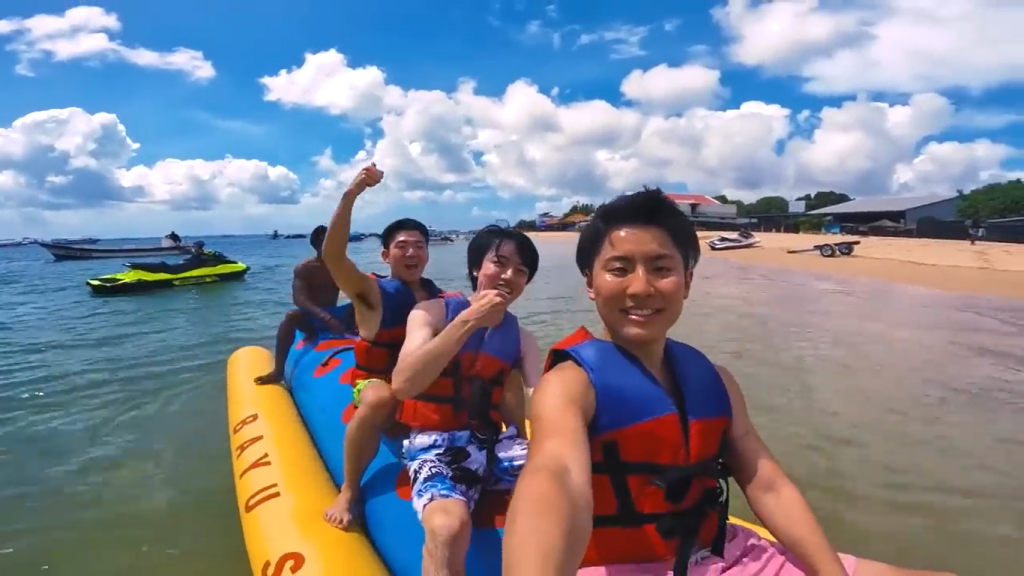 Gambar Tomo bersama Teman-Temannya saat Naik Watersports Banana Boat di Bali (Sumber: Youtube Talent)