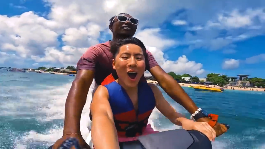 Gambar Tomo Naik Watersports Jet Ski di Bali (Sumber: Youtube Talent)