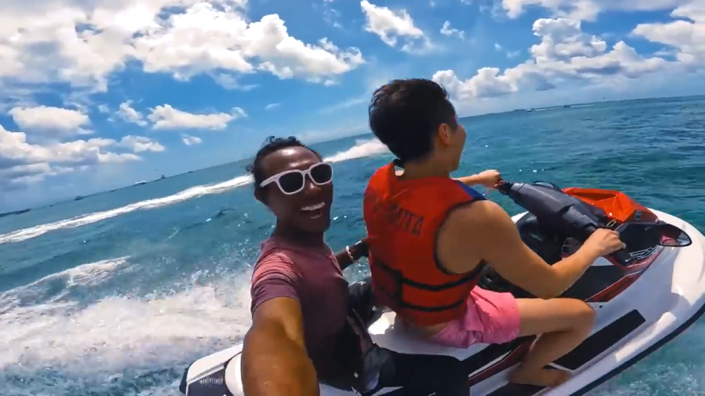 Gambar Tomo Naik Watersports Jet Ski di Bali (Sumber: Youtube Talent)