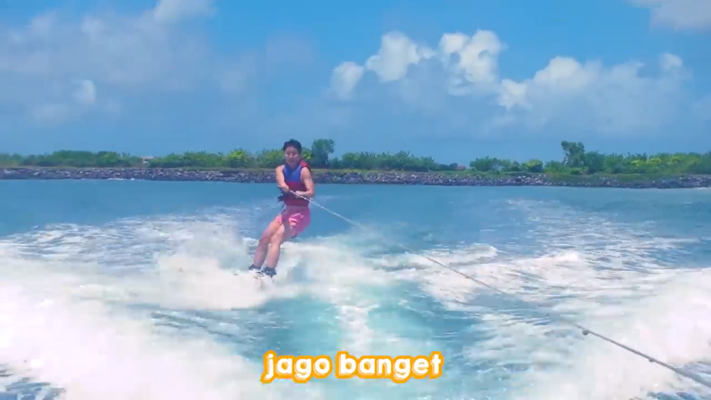 Gambar Tomo Naik Watersports Wake Board di Bali (Sumber: Youtube Talent)