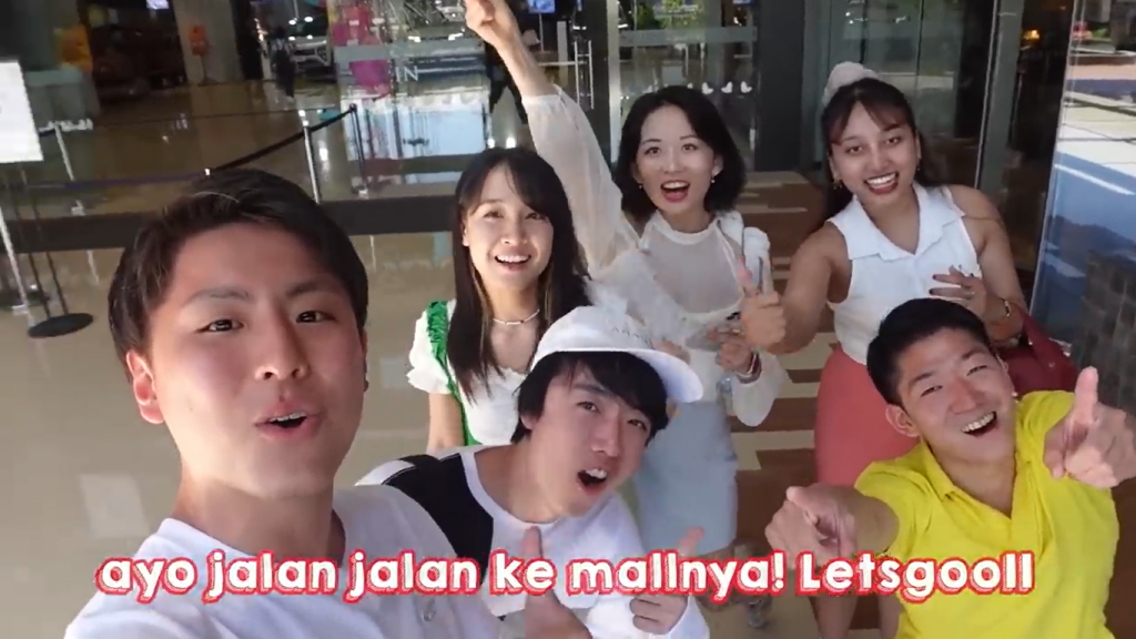 Gambar Tomo, Erika, bersama Teman-Teman di Trans Studio Bali (Sumber: Youtube Talent)