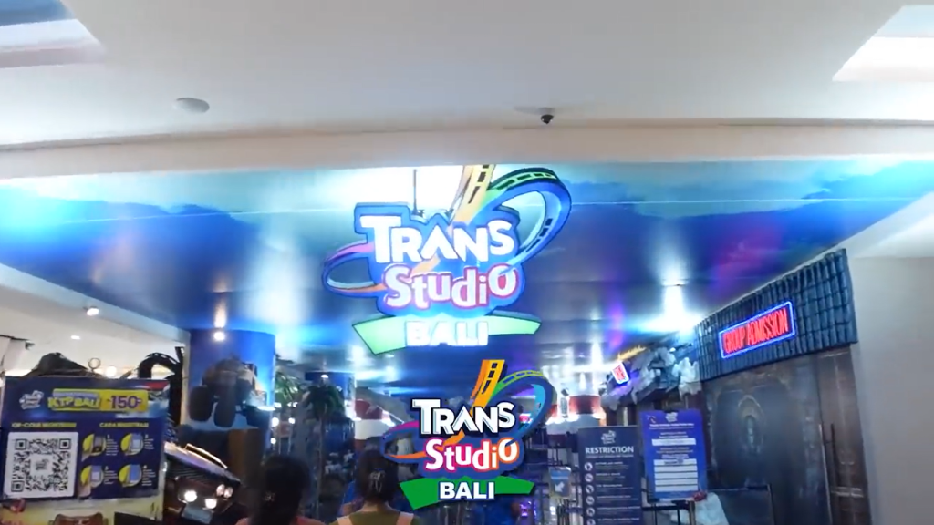 Gambar Tomo, Erika, bersama Teman-Teman di Trans Studio Bali (Sumber: Youtube Talent)