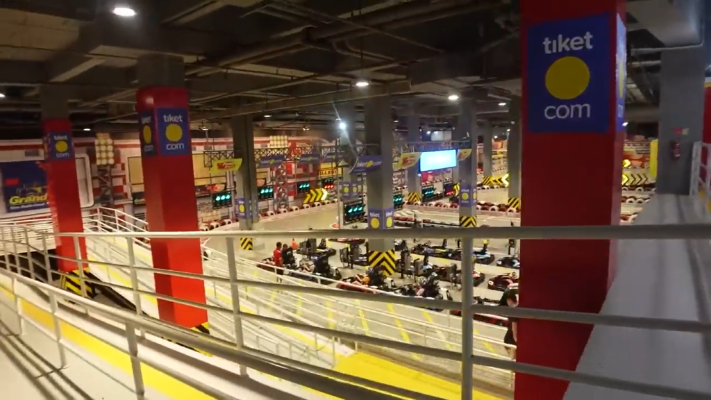 Gambar Tomo dan Teman-Teman saat Naik Wahana Go-Kart Racing di Trans Studio Bali (Sumber: Youtube Talent)