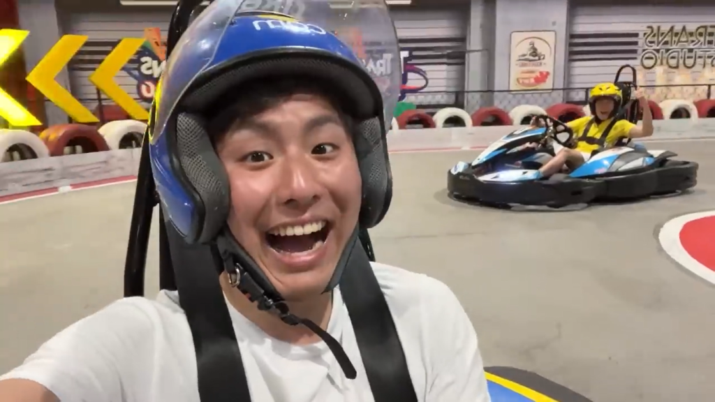 Gambar Tomo dan Teman-Teman saat Naik Wahana Go-Kart Racing di Trans Studio Bali (Sumber: Youtube Talent)