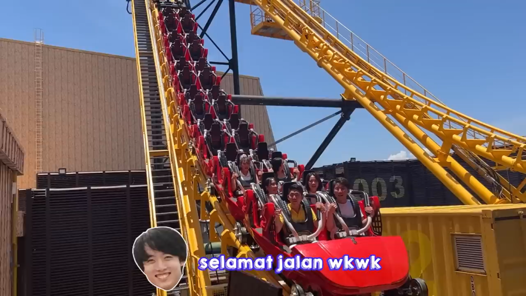 Gambar Tomo, Erika, dan Teman-Teman saat Naik Wahana Boomerang Coaster Challenge di Trans Studio Bali (Sumber: Youtube Talent)