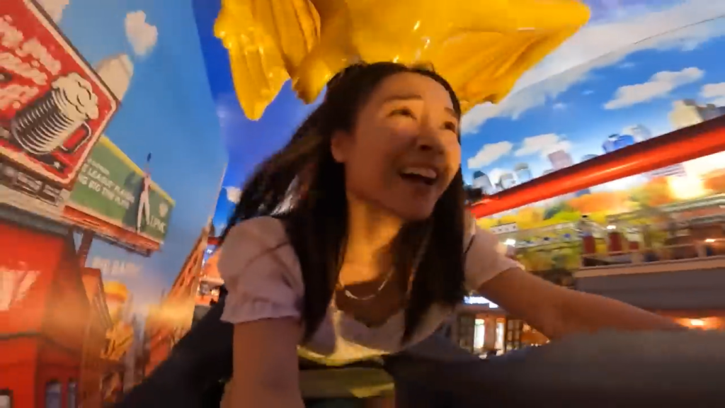 Gambar Erika saat Naik Wahana Max Madness Road Rage Wasteland Escape di Trans Studio Bali (Sumber: Youtube Talent)