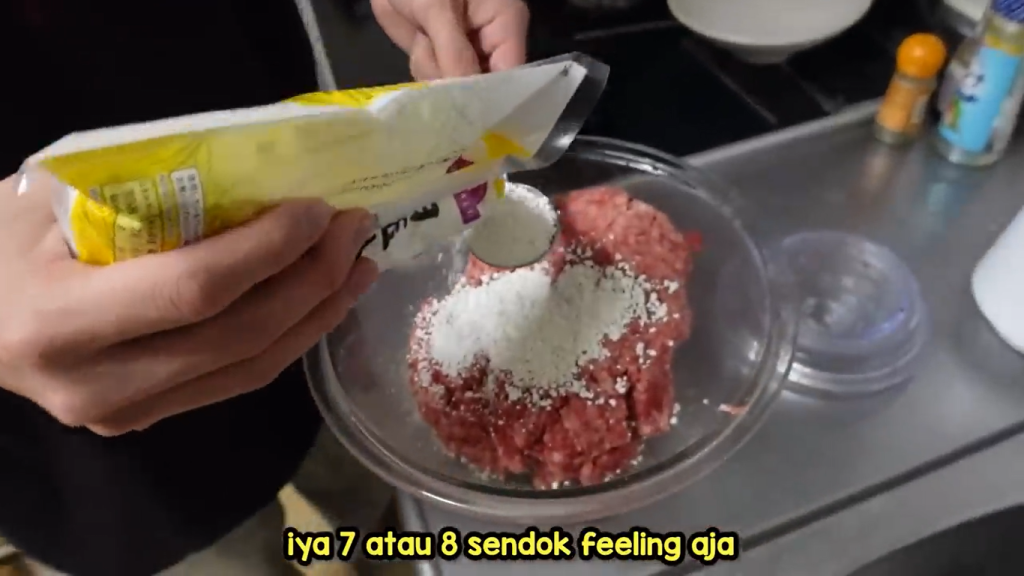 Langkah-Langkah Memasak Bakso Raksasa Isi Keju ala Chef Otsuka (Sumber: Youtube Yusuke Sakazaki)