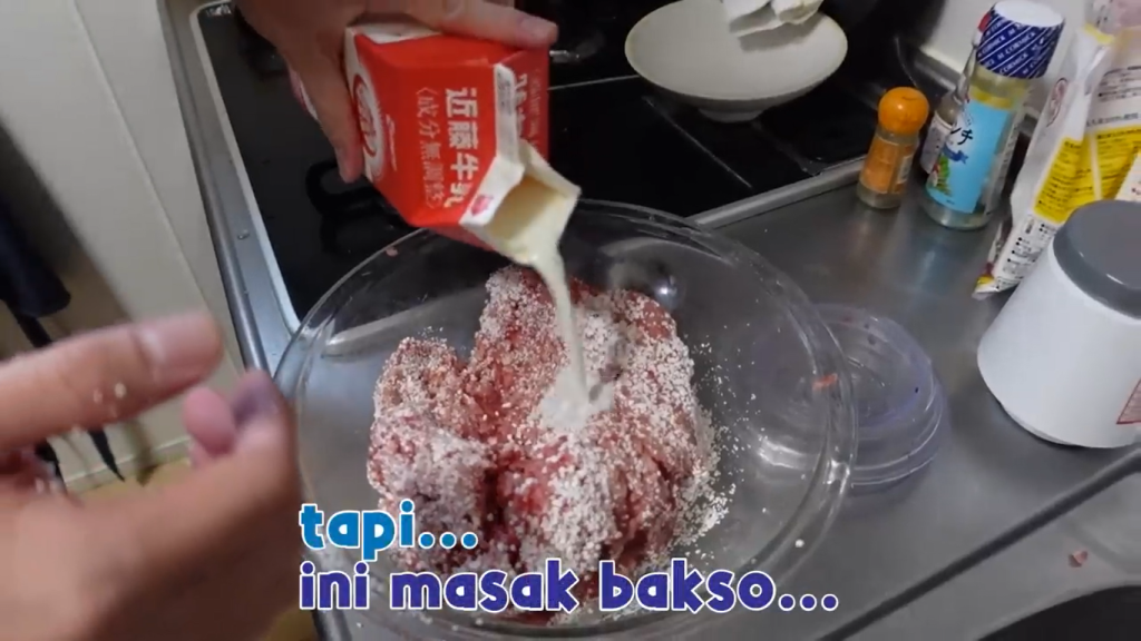 Langkah-Langkah Memasak Bakso Raksasa Isi Keju ala Chef Otsuka (Sumber: Youtube Yusuke Sakazaki)