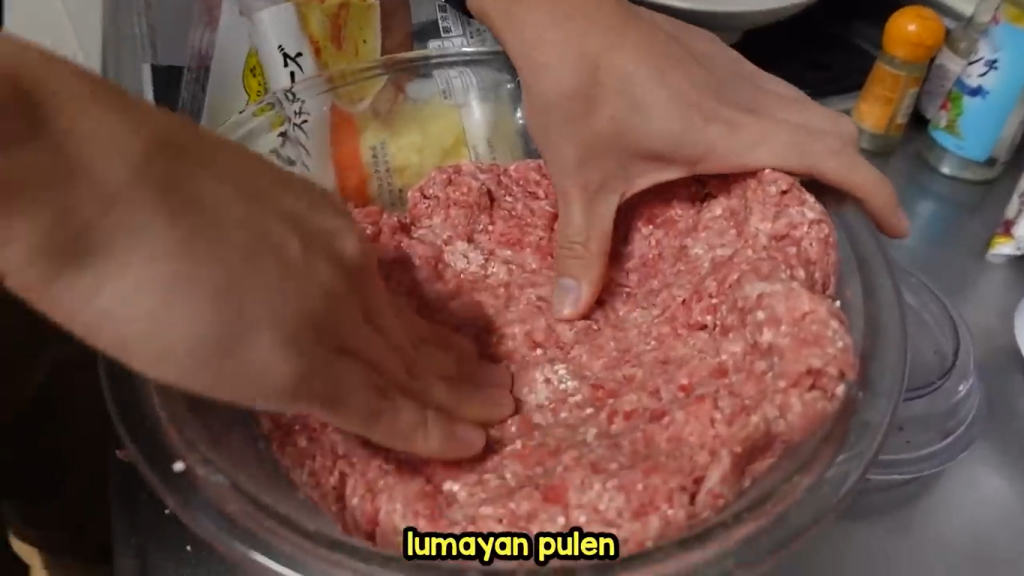 Langkah-Langkah Memasak Bakso Raksasa Isi Keju ala Chef Otsuka (Sumber: Youtube Yusuke Sakazaki)