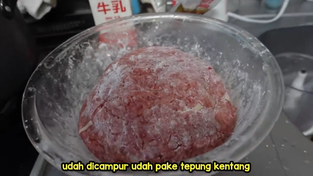 Langkah-Langkah Memasak Bakso Raksasa Isi Keju ala Chef Otsuka (Sumber: Youtube YUSUKE【wasedaboys】)