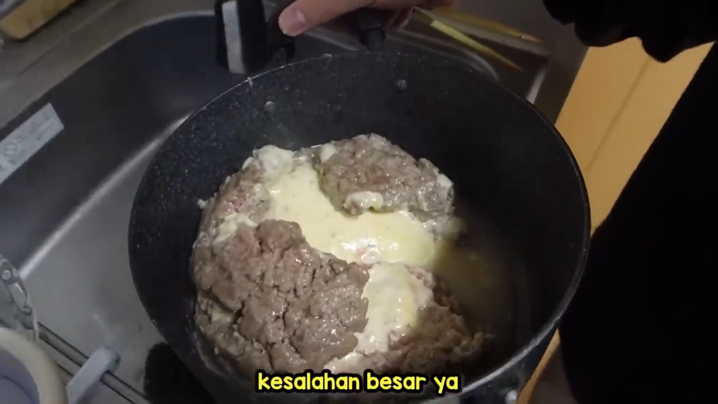 Proses Memasak Bakso Raksasa Isi Keju dengan Direbus dan Dipanggang (Sumber: Youtube Yusuke Sakazaki)