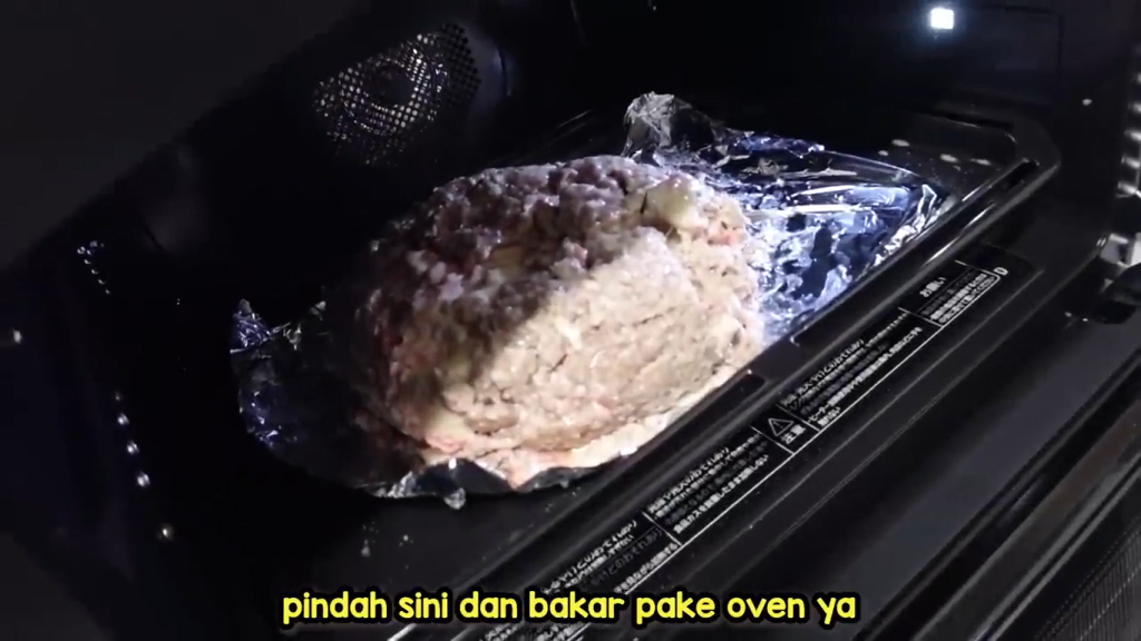 Proses Memasak Bakso Raksasa Isi Keju dengan Direbus dan Dipanggang (Sumber: Youtube Yusuke Sakazaki)