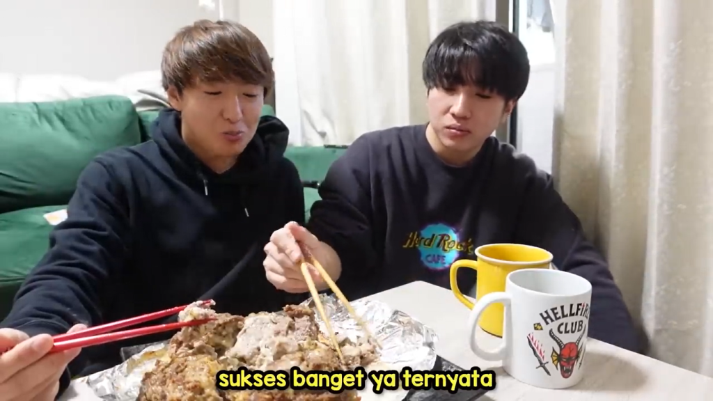 Gambar Reaksi Otsuka dan Yusuke saat Mencicipi Bakso Raksasa Isi Keju buatan Otsuka (Sumber: Youtube YUSUKE【wasedaboys】)