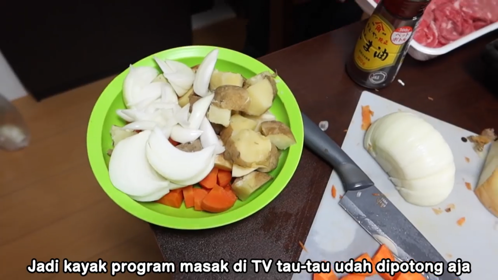 Gambar Langkah-Langkah Memasak Nikujaga ala Chef Otsuka (Sumber: Youtube Nihongo Mantappu)