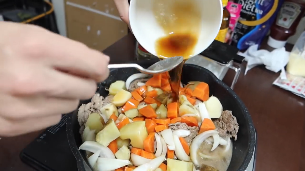 Gambar Langkah-Langkah Memasak Nikujaga ala Chef Otsuka (Sumber: Youtube Nihongo Mantappu)