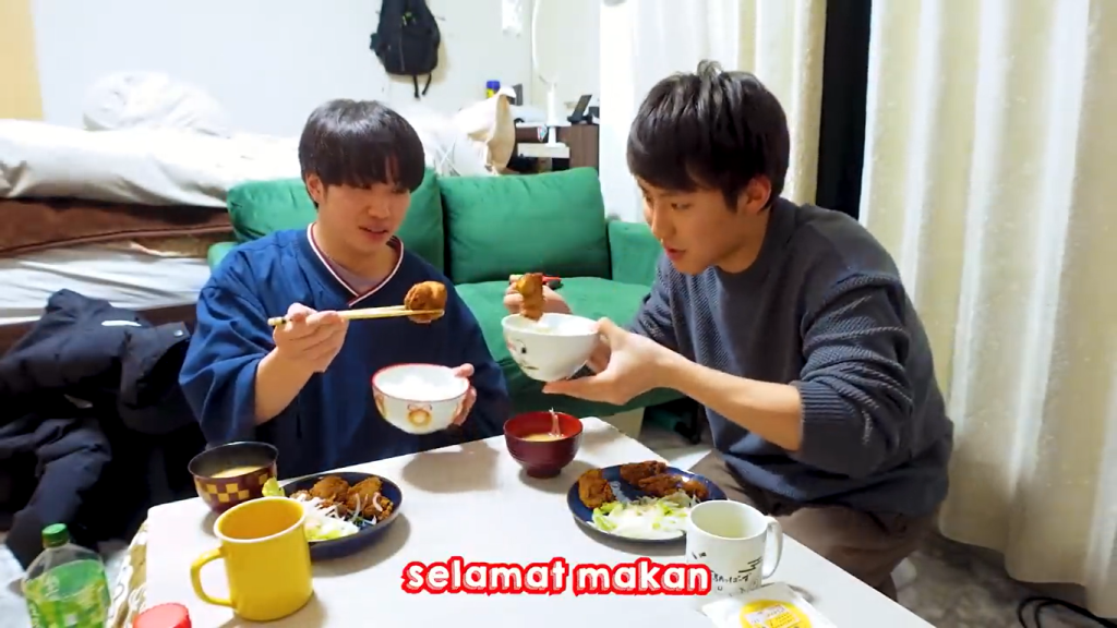 Gambar Reaksi Otsuka dan Tomo saat Mencicipi Chicken Karaage (Sumber: Youtube Tomohiro Yamashita)