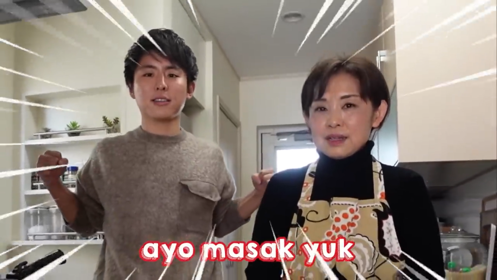 Gambar Tomo dan Mama Masak Hidangan Kesukaan Tomo (Sumber: Youtube Tomohiro Yamashita Channel)