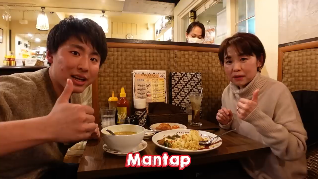 Gambar Tomo dan Mama Makan bersama di Restoran Indonesia di Jepang (Sumber: Youtube Tomohiro Yamashita Channel)