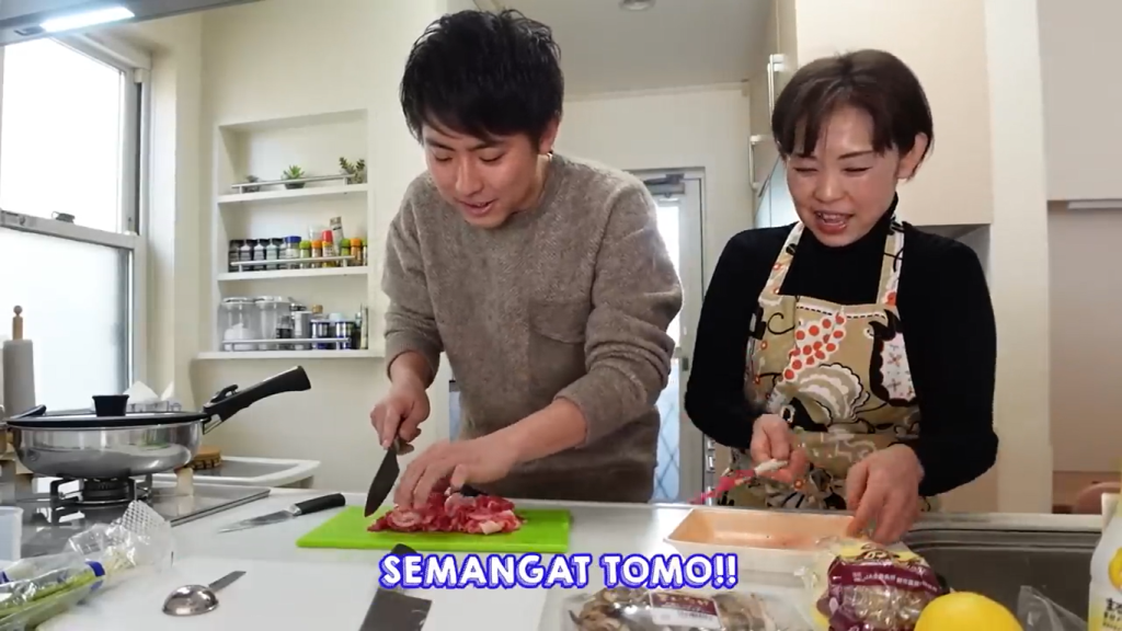 Gambar Tugas Tomo saat Memasak yang Diambil Alih oleh Mama (Sumber: Youtube Tomohiro Yamashita Channel) 