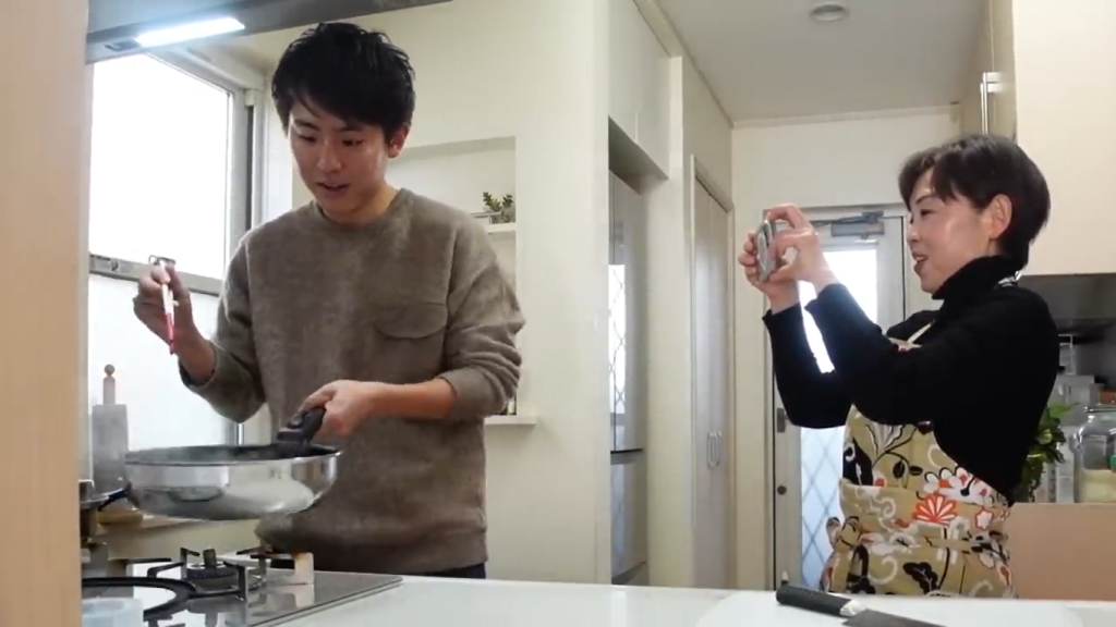 Gambar Tomo yang Minta untuk Direkam selagi Memasak (Sumber: Youtube Tomohiro Yamashita Channel)