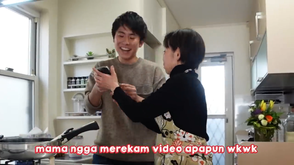 Gambar Tomo yang Minta untuk Direkam selagi Memasak (Sumber: Youtube Tomohiro Yamashita Channel)