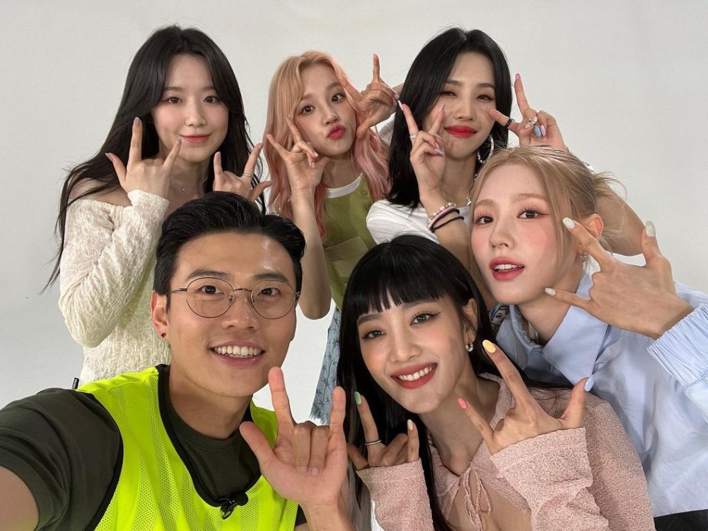 Gambar Jang Hansol bersama dengan girl group (G)I-DLE di sebuah acara yang diselenggarakan oleh Mantul Korea (Sumber: Instagram @hansoljang110)