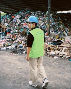 Owen saat mengunjungi tempat pengolahan sampah di Indonesia