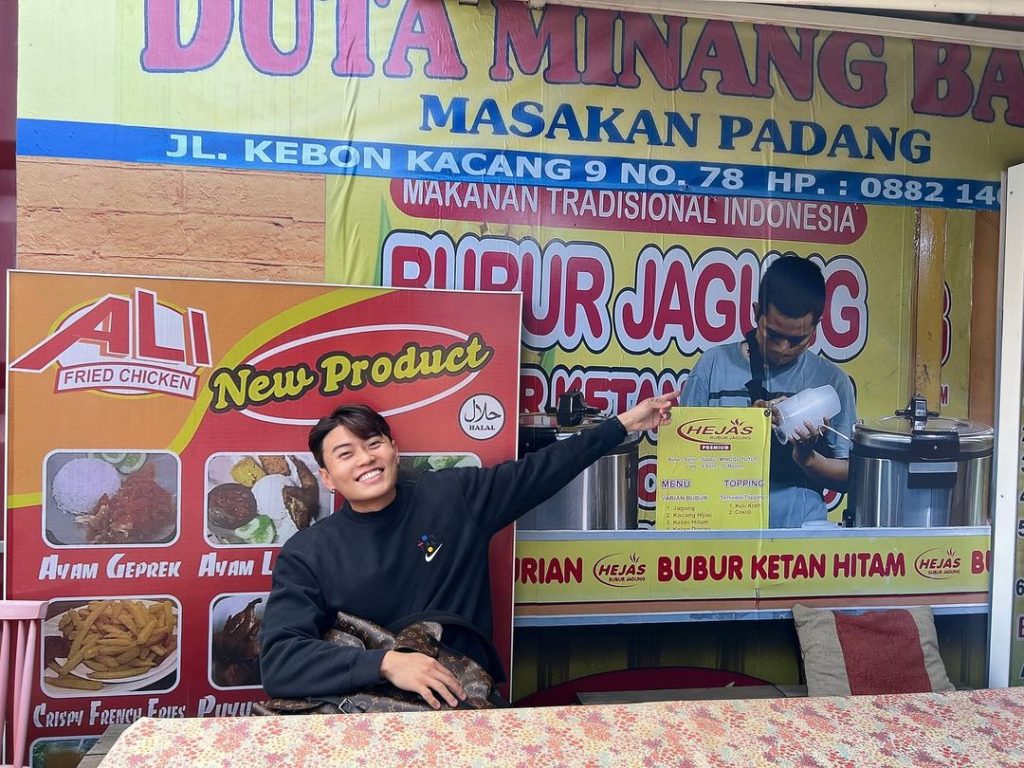 Jang Hansol saat mengunjungi salah satu tempat makan di Indonesia