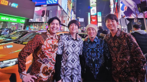 Waseda Boys di New York memakai batik