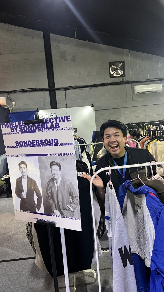 Tim Mantappu menjaga booth preloved di acara Timeless Society by Sonderlab